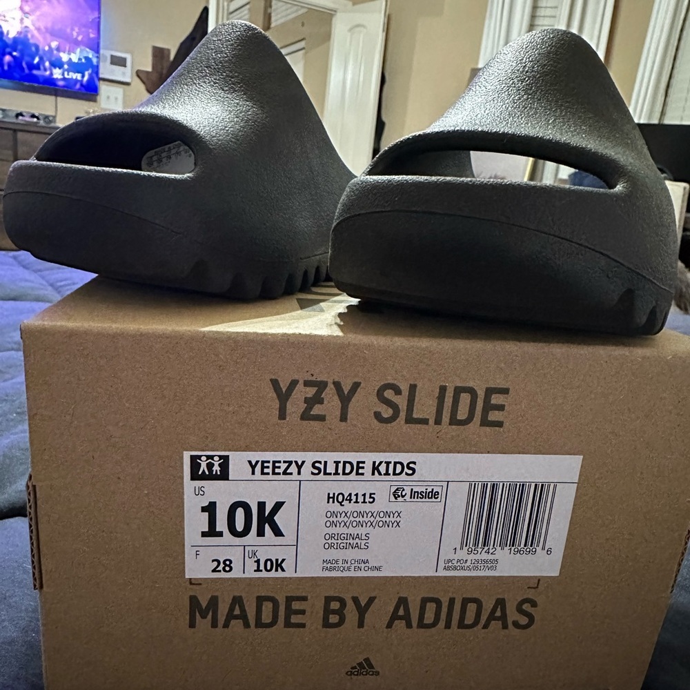 Yeezy slides 10c (toddler)
